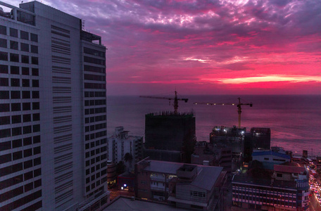 斯里兰卡科伦坡红紫色日落照片