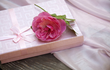 粉红色的背景与礼品盒和玫瑰, 母亲节, 爱的象征