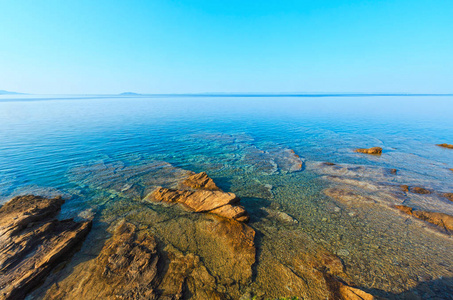 上午爱琴海岩石海岸景观尼基提西托尼亚哈尔基迪基希腊。