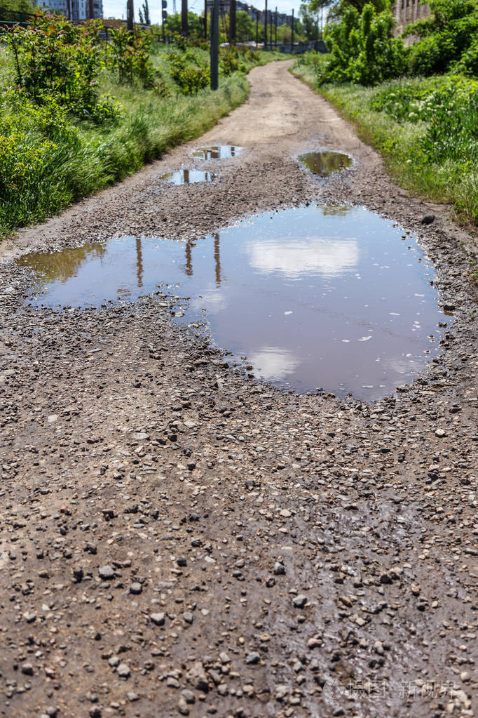 质量很差的道路有坑洞. 沥青不良沥青中的孔. 坑不安全孔道.