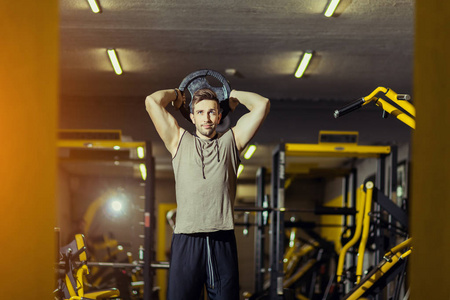 概念力量健康生活方式运动强壮的肌肉男在健身房锻炼三头肌盘