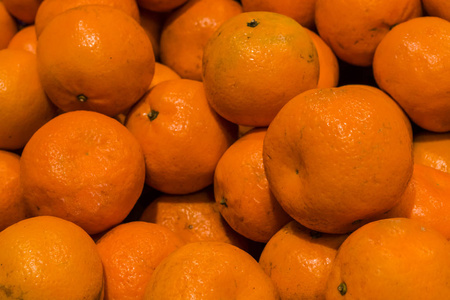 纹理和背景。橘子很熟。水果。夏天。市场。维生素和健康食品有用