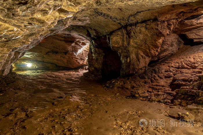 在古洞内观看石墙和额外的照明洞中石壁的纹理俄罗斯索契阿克希尔洞穴
