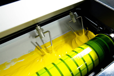 按下打印偏移机。印刷技术，其中油墨图像从一个盘子转移到橡皮毯，然后到印刷表面。