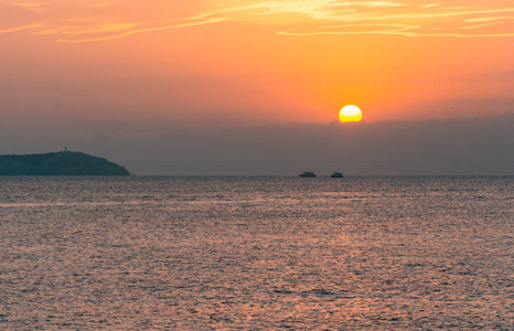 明亮的日落与黄色的太阳在地中海