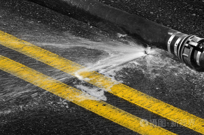 双黄线道路沥青路面消防水管漏水
