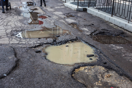 质量风险质量很差的道路有坑洞. 沥青不良沥青中的孔. 坑不安全孔道.