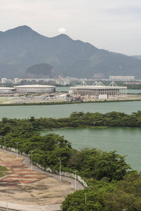 从巴西里约热内卢的巴拉达蒂朱卡的奥运村现在是住宅区看到的泻湖山和奥林匹克体育场的美丽景观