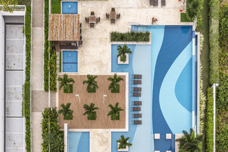 从上面可以看到的现代游泳池，位于巴西里约热内卢的住宅区前奥运村
