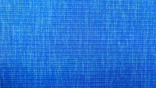 墙板是蓝色的，织物作为背景在一张特写照片中。