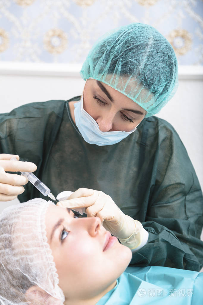 美容师给年轻女子做面部注射照片-正版商用图片18uunw-摄图新视界