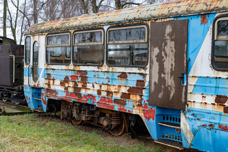 狭窄轨距铁路的旧生锈的货车。 旧蒸汽机车的停泊地点。 秋天的季节。