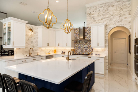 美丽的豪华家庭厨房与白色橱柜。
