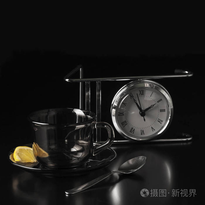 调色补益晨液. 饮酒的物品在黑色背景上. 黑白图像