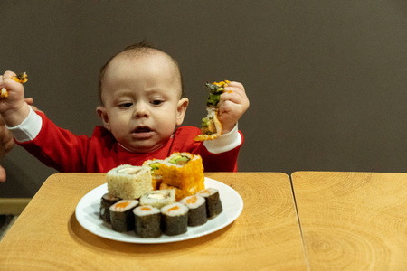 孩子在家里吃寿司, 可爱的宝宝