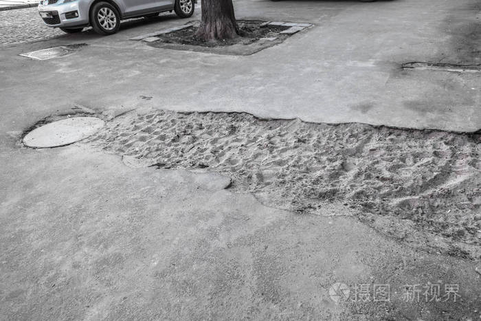 质量很差的道路有坑洞. 沥青不良沥青中的孔. 坑不安全孔道.
