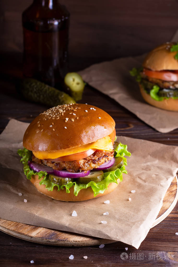 两个自制的汉堡包与牛肉和黄瓜在木背景照片-正版商用图片18uy4i-摄图