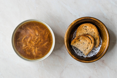 大理石表面有面包的法国洋葱汤。 传统的有机食品。