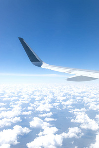 从飞机窗翼和和云层上飞行和旅行