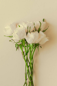 创意顶部平躺新鲜的白色玫瑰花束与复制空间粘贴纸背景极简主义风格。 女性博客社交网站节日结婚邀请卡