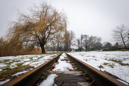 冬季公园一条小铁路生锈的铁轨奥地利维也纳