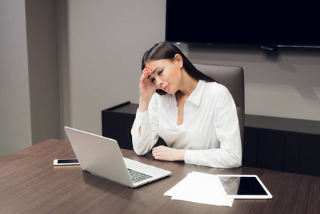 办公室里疲惫的女商人的画像。抑郁悲伤问题困难的概念