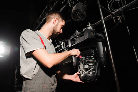 照明工程师调整舞台上的灯光照片