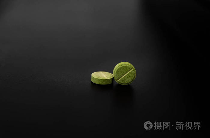 深色背景下的各种药物药丸