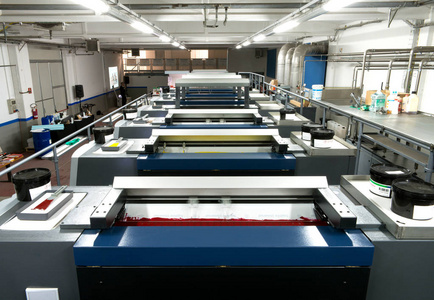 按下打印胶移机。 印刷技术，其中油墨图像从一个盘子转移到一个橡皮毯，然后到印刷表面。