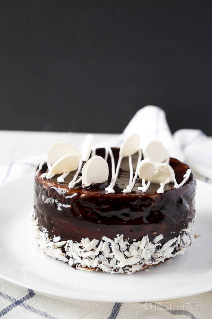 自制巧克力樱桃蛋糕放在白色盘子里侧面看特写镜头