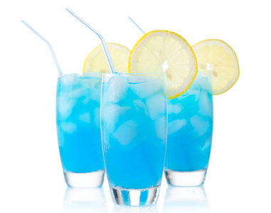 蓝色泻湖饮料，柠檬片，冰块和稻草分离在白色