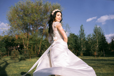 美丽的新娘摆在公园里, 快乐的黑发