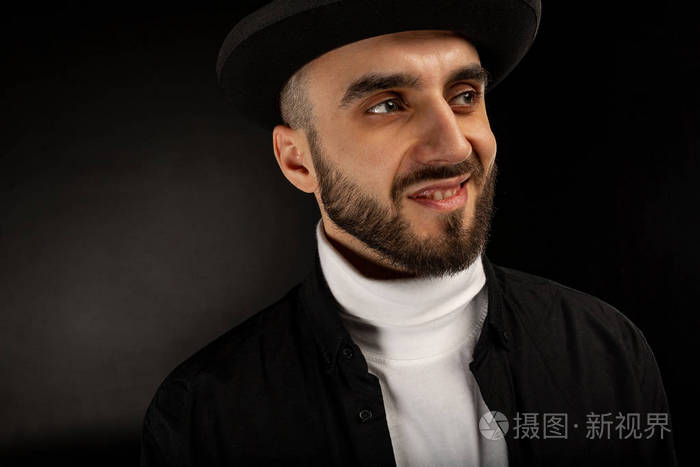 亲密的肖像英俊的胡须男子与狡猾的笑容