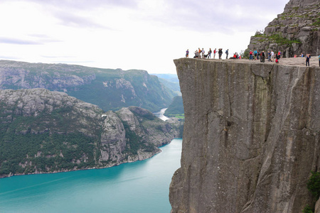 挪威壮丽的悬崖和游客