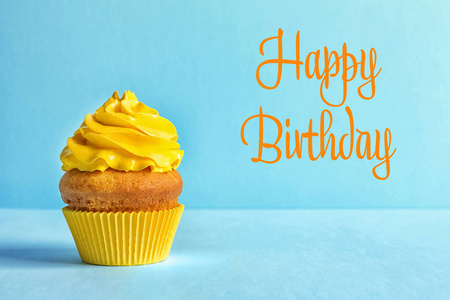 美味的纸杯蛋糕 带奶油和文字 生日快乐 蓝色背景相似素材图片 摄图新视界