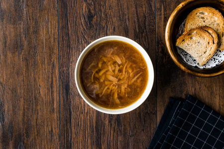 法国洋葱汤，面包在法国洋葱汤。 传统的有机食品。