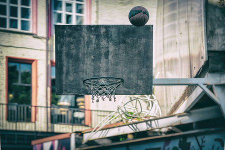 街头篮球比赛。篮球盾牌, 球飞到篮筐。在篮球圈中准确投篮。运动理念, 打击准确, 积极的生活方式
