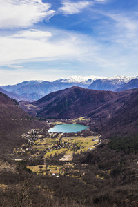 博拉科湖jezero的壮观景色与绿松绿松石水和山脉，在一个风景如画的山谷那不远的风景如画的山谷中。