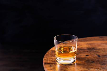 桌上摆着一杯爽口的威士忌纯鸡尾酒
