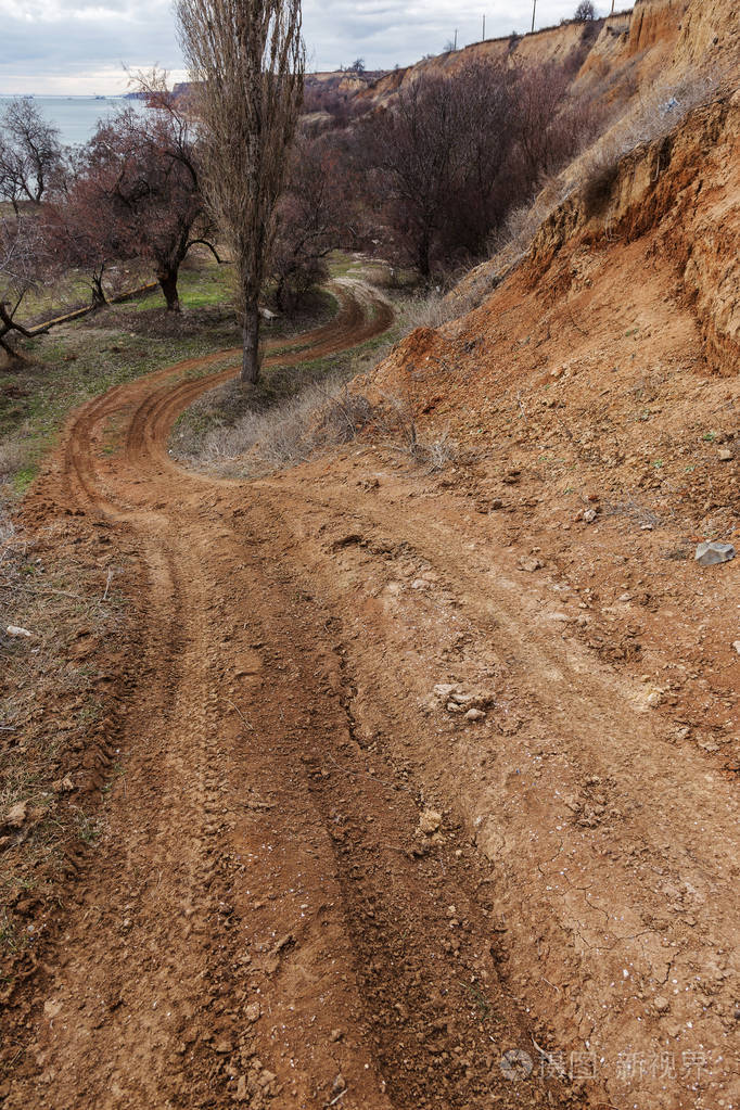 乌克兰郊区一条粗糙的无名土路. 山里的石路.