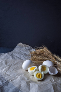 烤纸上的煮熟的鸡蛋。 营养概念