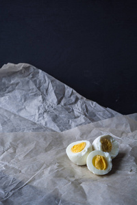 烤纸上的煮熟的鸡蛋。 营养概念