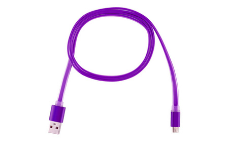 紫色微型USB电缆扭曲成一个戒指上的白色隔离背景。
