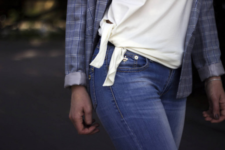 穿格子夹克白色T恤牛仔裤街头时尚的年轻女子