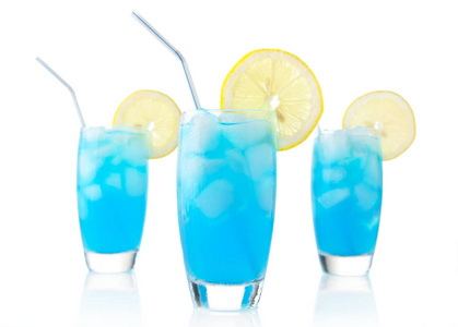 蓝色泻湖饮料，柠檬片，冰块和稻草分离在白色上
