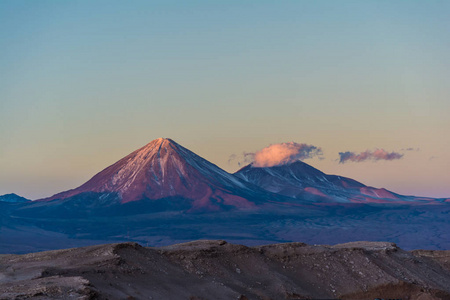 智利阿塔卡马沙漠日落时的火山地衣和陪审团