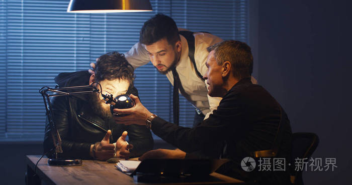 警察审问一个毒贩