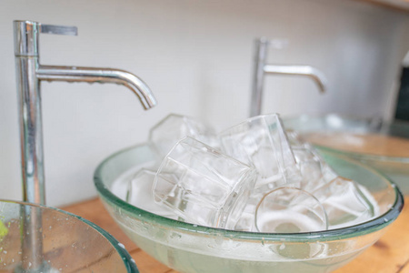 玻璃水槽里有很多玻璃杯，准备清洗和清洗。