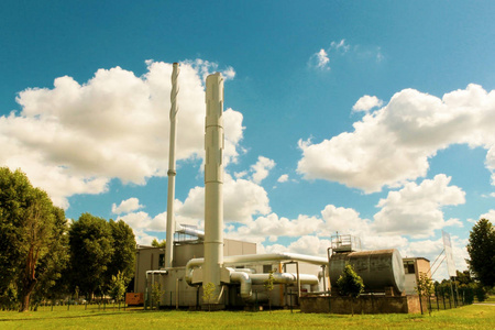 烟囱天空烟囱工厂. 工厂管道隔离在蓝色多云的天空上.
