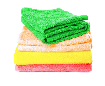 白色背景上一叠五颜六色的干净软毛巾。